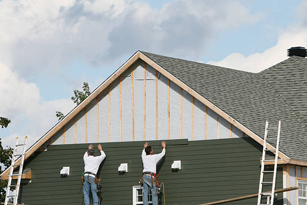 Professional Vinyl Siding technician working in Hustle, VA